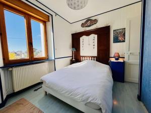 a bedroom with a large white bed and windows at Maison 4P, 95m², cœur de Quiberon, proche plage, jardin sud, WIFI, 8 pers - FR-1-478-278 in Quiberon