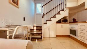 cocina con escalera, mesa y silla en Click&Guest - Dunes Breeze in Maspalomas, en San Bartolomé