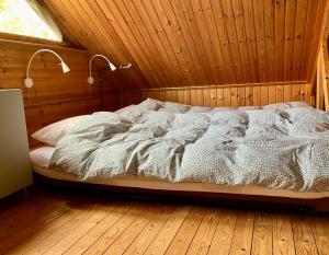 1 dormitorio con 1 cama en una habitación de madera en Waerdenhoeve, en Waardenburg