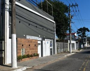 an empty street with a building on the side of a road at 54 LOFT quadruplo · LOFT, apartamento, pousada perto Sao Paulo EXPO in Sao Paulo