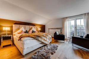 una camera da letto con un grande letto con una grande finestra di Felder´s - Chalet Infinity - Neueröffnung a Burgberg im Allgäu