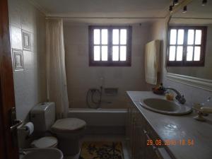 een badkamer met een toilet, een bad en een wastafel bij Family Villa Dora in Zakharo