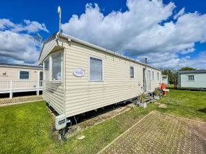 a large white mobile home in a yard at Lovely 8 Berth Caravan With Wifi At Dovercourt Holiday Park Ref 44002d in Great Oakley