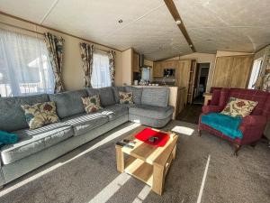 En sittgrupp på Beautiful Caravan With Decking And Wifi At Azure Sea, Suffolk Ref 32025az