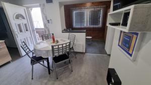 Kuchyň nebo kuchyňský kout v ubytování HT Apartman