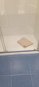 une cabine de douche avec un papier sur le sol dans l'établissement Malfu Home, à Las Palmas de Gran Canaria