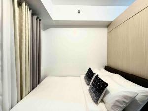 A bed or beds in a room at Tropical 1BR Unit at Sea Residences B MOA nr NAIA