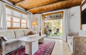 uma sala de estar com um sofá e uma mesa em 3 Bedroom Amazing Apartment In Liseleje em Liseleje