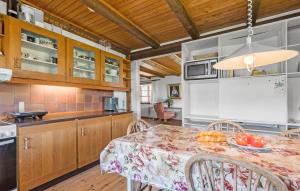 eine Küche mit einem Tisch und einer Obstschale darauf in der Unterkunft 3 Bedroom Amazing Apartment In Liseleje in Liseleje