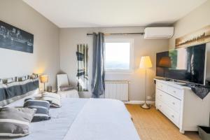 - une chambre avec un grand lit et une télévision dans l'établissement LOU MAS SOUBRAN VI2083 by RIVIERA HOLIDAY HOMES, à Nice