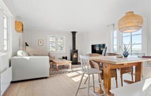uma sala de estar com uma mesa e uma lareira em 3 Bedroom Lovely Home In Saltum em Saltum