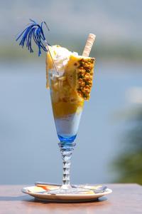 een dessert in een glas op een tafel bij Bella Fosano Casa in Gambarogno