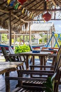 Pousada Sol de Amaro في سانتو أمارو: طاولة وكراسي خشبية في الفناء