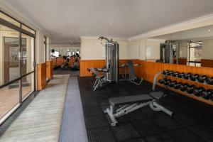 een fitnessruimte met gewichten en apparatuur bij Holiday Inn - Johannesburg Sunnyside Park, an IHG Hotel in Johannesburg