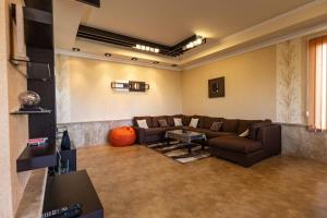 sala de estar con sofá y mesa en Sevan Private Guest House en Sevan