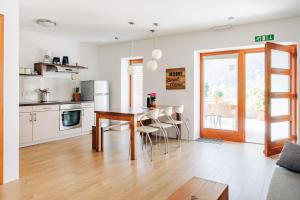 uma cozinha e sala de jantar com mesa e cadeiras em Apartment House Blazar em Tolmin