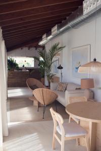 sala de estar con mesas y sofá en Serenity Apartments, en Puerto de Alcudia