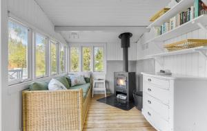 - un salon avec un canapé et une cheminée dans l'établissement Awesome Home In Jgerspris With Kitchen, à Jægerspris