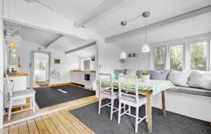 - un salon avec une table et un canapé dans l'établissement Awesome Home In Jgerspris With Kitchen, à Jægerspris
