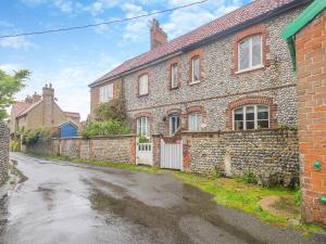 an empty street in a brick house at Gardeners Cottage in Overstrand