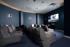 een woonkamer met 2 banken en een flatscreen-tv bij HNFC Stays - Ocean Central Newcastle Studio w/ Free parking + Gym in Newcastle upon Tyne