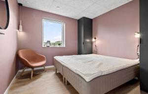 ein Schlafzimmer mit einem Bett und einem Stuhl in der Unterkunft Cozy Home In Fllenslev With Wifi in Føllenslev