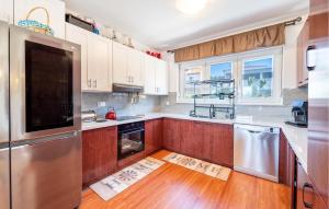 Η κουζίνα ή μικρή κουζίνα στο 3 Bedroom Lovely Apartment In Sukosan