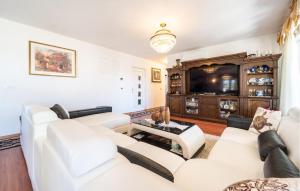 Χώρος καθιστικού στο 3 Bedroom Lovely Apartment In Sukosan