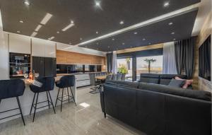 プリヴラカにあるAwesome Home In Privlaka With Kitchenの大きなソファと椅子のあるキッチンとリビングルーム