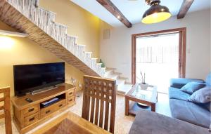 ein Wohnzimmer mit einem Sofa und einem TV in der Unterkunft Stunning Home In Benicasim With Kitchen in Benicàssim