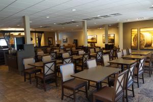 een eetkamer met tafels en stoelen bij The Biltmore Hotel & Suites Main Avenue in Fargo