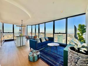 Χώρος καθιστικού στο Sky High 3 Beds Apartment