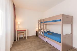 sypialnia z łóżkiem piętrowym i biurkiem w obiekcie Résidence Pierre & Vacances Les Platanes w miejscowości Sainte-Maxime