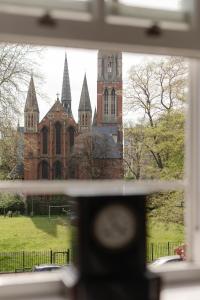 uma vista de uma igreja a partir de uma janela em Superb 1bed flat in Maida Vale em Londres