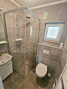 Kúpeľňa v ubytovaní Podstrana Holiday + 36 fotografií