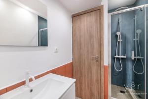 Koupelna v ubytování Shell-Charm w/Sea View & Parking + 21 fotografií