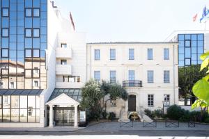 un montage de l'avant du bâtiment dans l'établissement Hôtel Atrium, à Arles