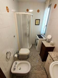 uma casa de banho com um chuveiro, um WC e um lavatório. em CASA DI NAT em Pratolino