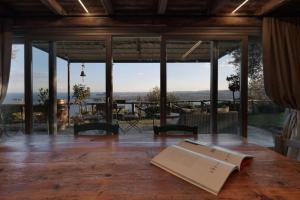 Area soggiorno di Chalet Montecucco with lake view and jacuzzi