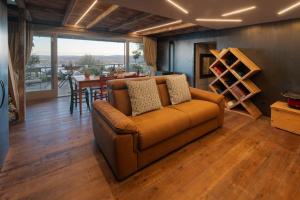Area soggiorno di Chalet Montecucco with lake view and jacuzzi