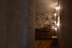 Cucina o angolo cottura di Chalet Montecucco with lake view and jacuzzi