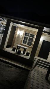Avocado في بيشكيك: منزل مع طاولة على الشرفة في الليل