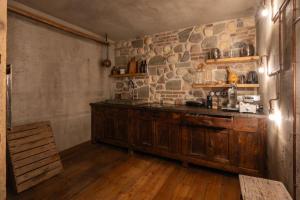Cucina o angolo cottura di Chalet Montecucco with lake view and jacuzzi