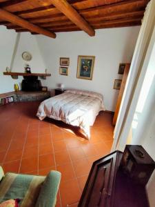 um quarto com uma cama no canto de um quarto em CASA DI NAT em Pratolino