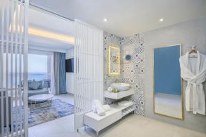 莫纳斯提尔Hilton Skanes Monastir Beach Resort的带水槽和镜子的浴室