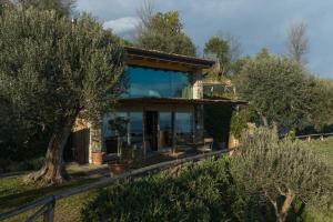 una casa con ampie vetrate in giardino di Chalet Montecucco with lake view and jacuzzi a Gardone Riviera Altre 20 foto