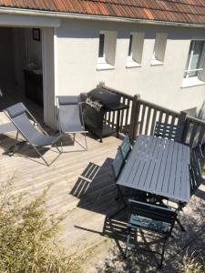 stół piknikowy i krzesła na patio z grillem w obiekcie La Maison des phares w mieście Lion-sur-Mer