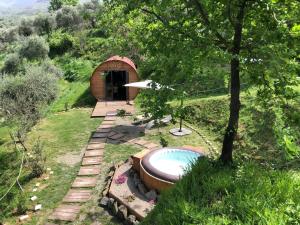 uma banheira de hidromassagem num quintal ao lado de um edifício em Le Botti Fiorentine em Reggello