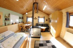 1 Schlafzimmer mit einem Bett, einer Küche und einem Tisch in der Unterkunft Landhaus Arberkristall in Bayerisch Eisenstein