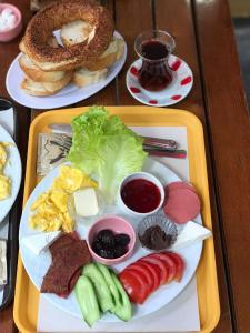 een dienblad met verschillende soorten voedsel op een tafel bij TEKİNLER OTEL in Balıkesir